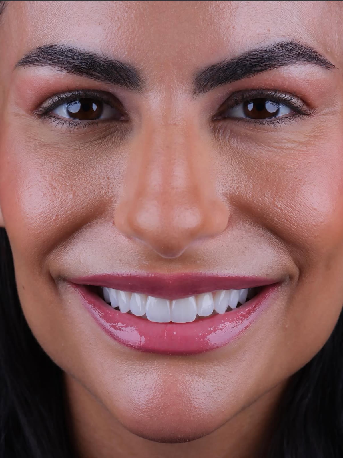 Sorriso visto no rosto inteiro, de frente