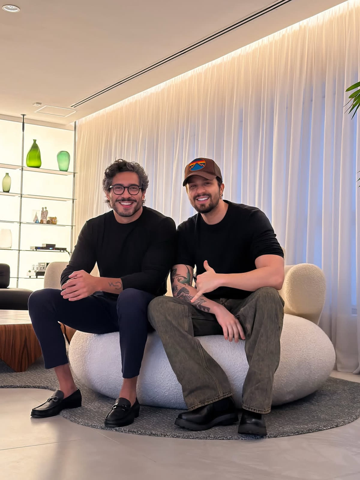 Dr. Guilherme Rocha recebendo um convidado no ateliê