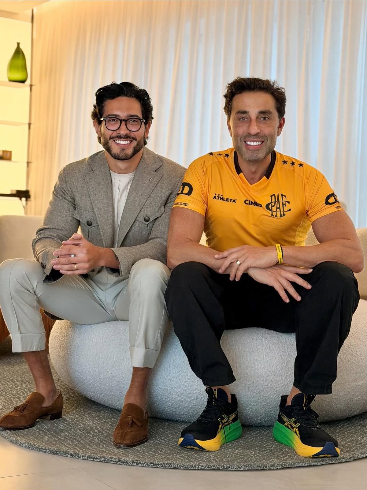 Dr. Guilherme Rocha recebendo um convidado no ateliê